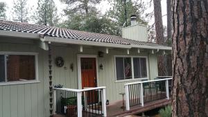 Gallery image of Lovely Mountain Lake Chalet by Yosemite: Equipped! in Groveland
