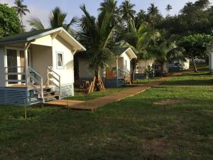 a row of cottages at the beach at N`Guembú Nature Resort in Porto Alegre