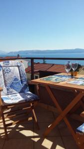 un tavolo e 2 bicchieri di vino sul balcone di Family Apartments Ankica a Crikvenica