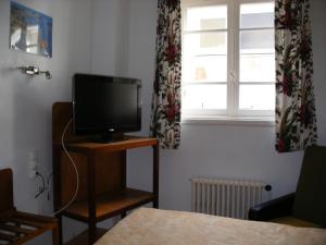 TV a/nebo společenská místnost v ubytování Hôtel Modern