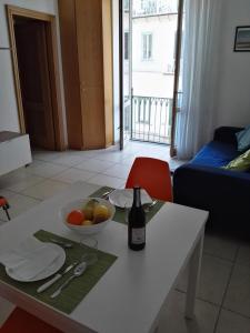 サレルノにあるIndipendenzaのワイン1本とフルーツ1杯を用意したテーブル