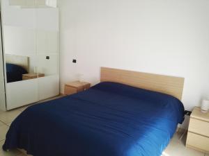 サレルノにあるIndipendenzaのベッドルーム(青いベッド1台、鏡付)