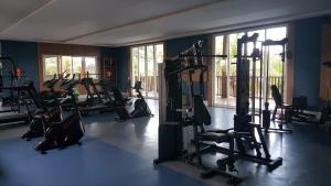 ein Fitnessstudio mit mehreren Laufbändern in einem Raum in der Unterkunft Apto Completo l Excelente Vista em Golf Ville Resort in Aquiraz