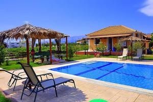 Hồ bơi trong/gần Augoustinos Villa