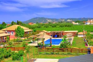 Cảnh núi rừng hoặc tầm nhìn ra núi từ the country house