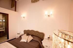 una camera con un letto e due luci sul muro di Luxury Relais Cuore Sabino a Stimigliano