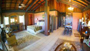 ein Schlafzimmer mit Bett und Kamin in der Unterkunft El Yunque Rainforest Inn in Rio Grande