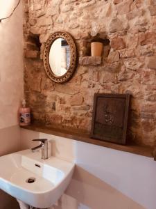 フィレンツェにあるSan Lorenzo Churchのバスルーム(洗面台、鏡付)
