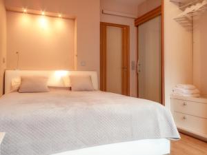 ワルシャワにあるLuxury PRIMA Apartment City Nowy Światのベッドルーム(白いベッド1台、鏡付)