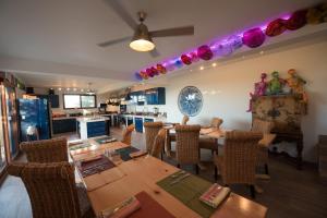 Un comedor con mesa y sillas en Los Colibris Casitas, en Todos Santos