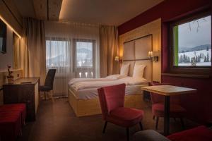 a hotel room with a bed and a window at Penzión Šafrán in Ždiar