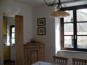 a dining room with a table and a window at La Posada in Corniglia