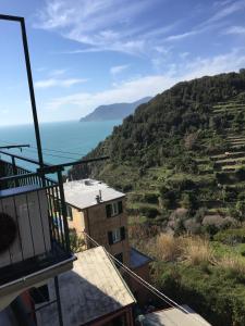 a view of the ocean from a house at La Posada in Corniglia