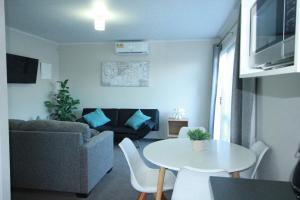 Ruang duduk di Rose Apartments Central Rotorua- Accommodation & Private Spa