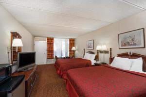 מיטה או מיטות בחדר ב-Days Inn by Wyndham Hurricane Mills