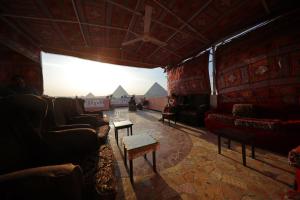 Кът за сядане в Pyramids Loft Guesthouse