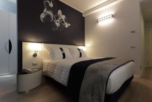 sypialnia z dużym łóżkiem w pokoju w obiekcie Holiday Inn Milan Nord Zara, an IHG Hotel w mieście Cinisello Balsamo