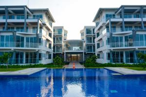 - une vue sur deux immeubles d'appartements avec une piscine dans l'établissement Pearl Of Ocean Front, à Trincomalee
