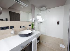 La salle de bains est pourvue d'un lavabo et d'un miroir. dans l'établissement Hotel Stadt München, à Düsseldorf