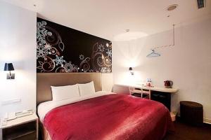 Tempat tidur dalam kamar di Ximen Hotel