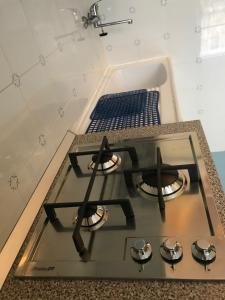un piano cottura in una cucina con lavandino di Flat Low cost a Sperlonga