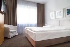 Postel nebo postele na pokoji v ubytování MAX Hotel Düsseldorf Self-Check-in
