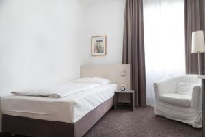 Postel nebo postele na pokoji v ubytování MAX Hotel Düsseldorf Self-Check-in
