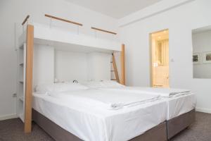 Postel nebo postele na pokoji v ubytování MAX Hotel Düsseldorf Self-Check-in