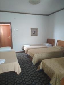 Łóżko lub łóżka w pokoju w obiekcie Natassa Hotel