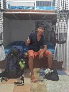Letto o letti a castello in una camera di Kingfisher Hostel