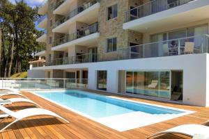 una imagen de una casa con piscina en Emerald Apartments - Parrillero exclusivo, en Punta del Este