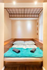 uma cama grande com dois travesseiros em cima em Super Nice Super Location - 2 em Budapeste