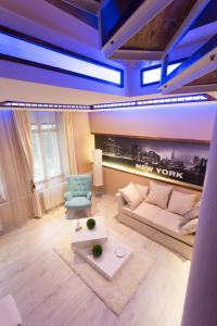 ein Wohnzimmer mit einer weißen Couch und einem blauen Stuhl in der Unterkunft Super Nice Super Location - 2 in Budapest
