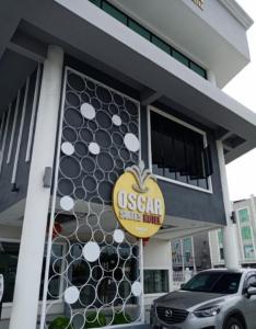 Una casa sonríe el cartel de cal en la parte delantera de un edificio en Oscar Suites Hotel en Sitiawan