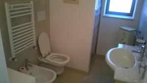 een badkamer met een toilet en een wastafel bij Trullo saraceno in Ostuni