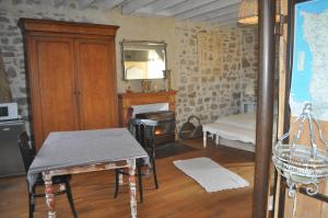 Habitación con mesa, cama y espejo. en Chambre d’hôtes La Ferté, en Saint-Floxel