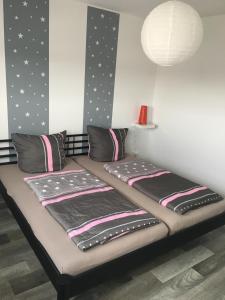 ein Bett mit zwei Kissen auf einem Zimmer in der Unterkunft Alexander´s Ferienwohnungen in Gerlingen