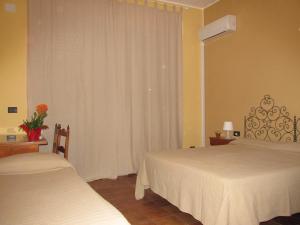 Łóżko lub łóżka w pokoju w obiekcie Hotel Panorama di Sicilia