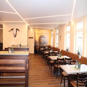 Reštaurácia alebo iné gastronomické zariadenie v ubytovaní Hotel Steakhouse Am Rathaus