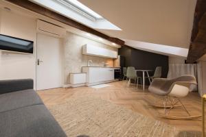 ein Wohnzimmer mit Sofa und Tisch in der Unterkunft F2 très cosy (calme) coeur de ville 1min de la plage in Saint-Raphaël