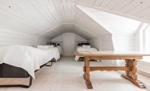 
سرير أو أسرّة في غرفة في Pikisaari Guesthouse
