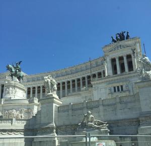 un gran edificio con estatuas encima en Appartamenti con vista Piazza Testaccio, en Roma