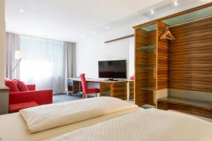 TV a/nebo společenská místnost v ubytování Parkhotel Schillerhöhe