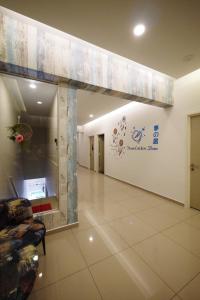 um hall de entrada de um edifício com uma parede com uma placa em DreamCatchers Home em Kuantan