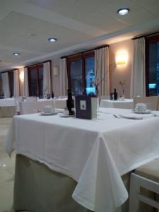 普韋布拉桑納比亞的住宿－普韋布拉德薩納夫里亞旅館，一张桌子上放着白色桌布