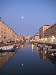 un río con barcos en medio de una ciudad en La casa di Fulvio, en Trieste