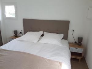 BastelicacciaにあるUn Charme Absoluの白いベッド(白いシーツ、枕付)
