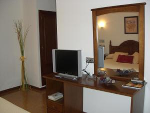 A television and/or entertainment centre at Hotel Heredero