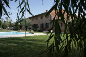 an external view of the house and the pool at Le Clos de Mara in Issus