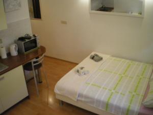 Cette petite chambre comprend un lit et un four micro-ondes. dans l'établissement Apartment Ivana, à Split